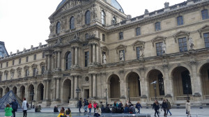 Paris' internationally renowned, art-rich but pissoir-poor Louvre (Photo: Henri de la Trine)